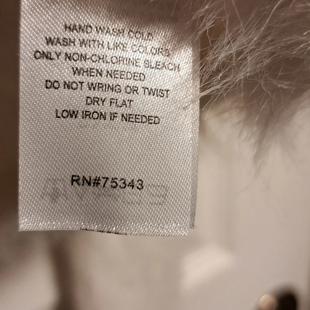 2 Sweaters - Picture 5 of 8